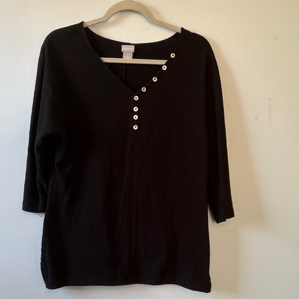 Chico's Black V-Neck Button-Accent 3/4 Sleeve Top